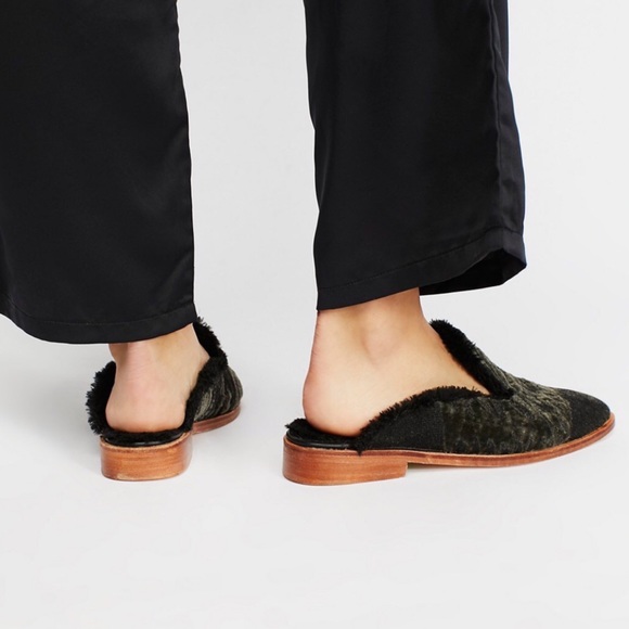 Free People Faux Fur Velvet Mules NIB - Picture 3 of 4